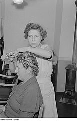 Friseurin ist wie schon seit jahrzehnten einer der beliebtesten Frauenberufe. (Foto: Deutsche Fotothek/(CC BY-SA 3.0 DE) 