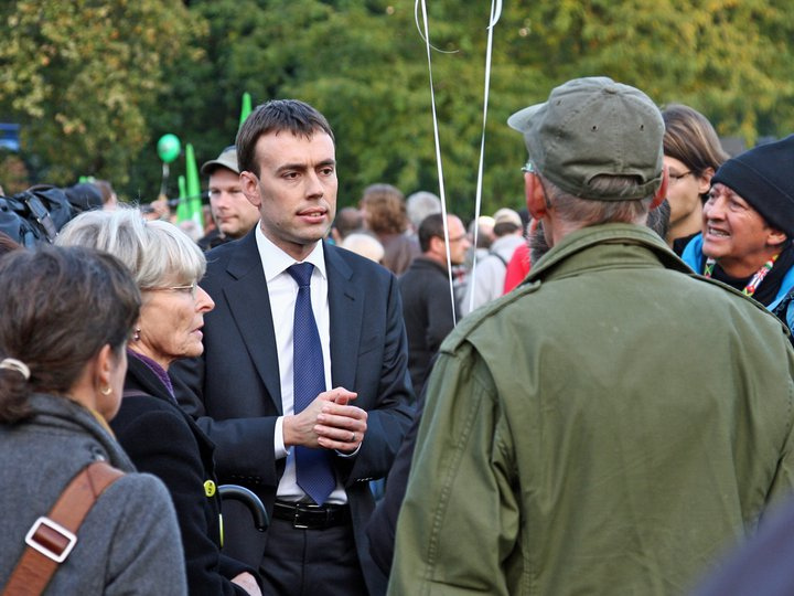 Nils Schmid im Gespräch mit Stuttgart 21-Demonstranten im Jahr 2010. (Foto: Flickr