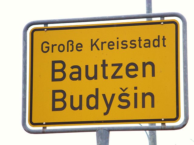 Zweisprachiges Ortsschild in der Kreisstadt Bautzen. (Foto: Julian Nitzsche/Wikimedia CC BY 3.0) 