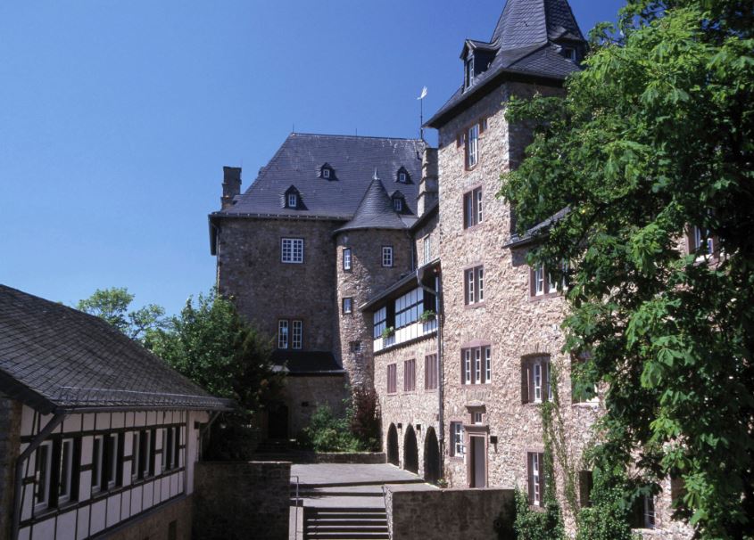 Die fast 900 Jahre alte Burg Blankenheim ist eine von 15 Musik-Jugendherbergen im Rheinland. Foto: DJH Landesverband Rheinland e. V.