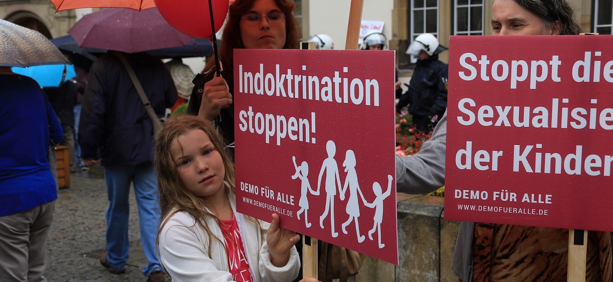 Unter dem Motto “Ehe und Familie vor! Stoppt Gender-Ideologie und Sexualisierung unserer Kinder” wollen die Bildungsplangegner in Stuttgart wieder auf die Straße gehen. (Das Bild zeigt eine Szene aus einer Demonstration am 28. Juni 2014 in Stuttgart.) Foto: Demo für Alle / flickr (CC BY-SA 2.0)