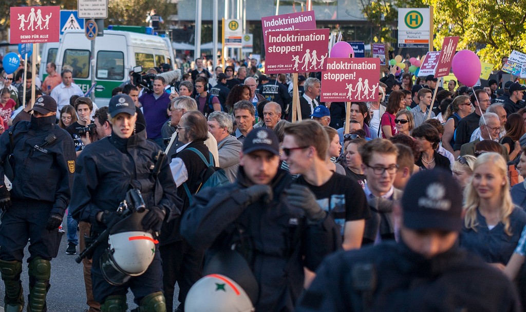Das Bild zeigt eine Szene aus einer Demonstration am 19. Oktober 2014 in Stuttgart. Foto: Demo für Alle / flickr (CC BY-SA 2.0)