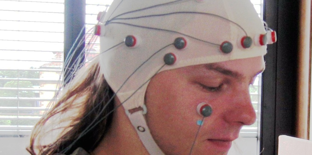 Die Forscher maßen die elektrische Aktivität des Gehirns durch Aufzeichnung der Spannungsschwankungen an der Kopfoberfläche. Foto: Aschoeke / Wikimedia Commons (CC BY-SA 3.0) 