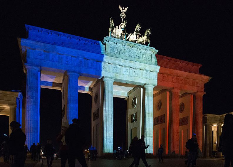 Wir sind Paris: Nach den Anschlägen wurde das Brandenburger Tor in den Farben der französischen Nationalfragge angestrahlt. Foto: Sandro Schroeder / Wikimedia Commons (CC BY 2.0) 