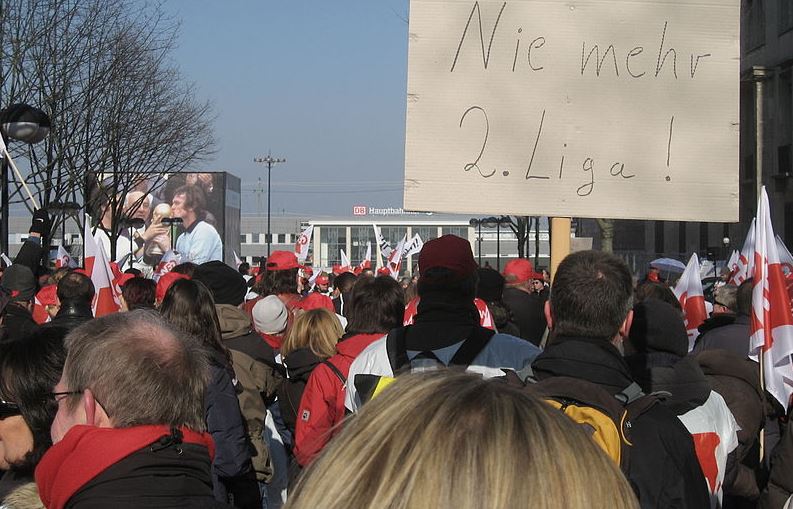 "Nie mehr 2. Liga": Die GEW trommelt schon seit langem für die Angleichung der Lehrergehälter, hier eine Demo von 2011. Foto: Mbdortmund / Wikimedia Commons (CC BY-SA 3.0) 