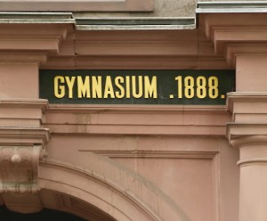 Eingang eines Gymnasiums (Ausschnitt)