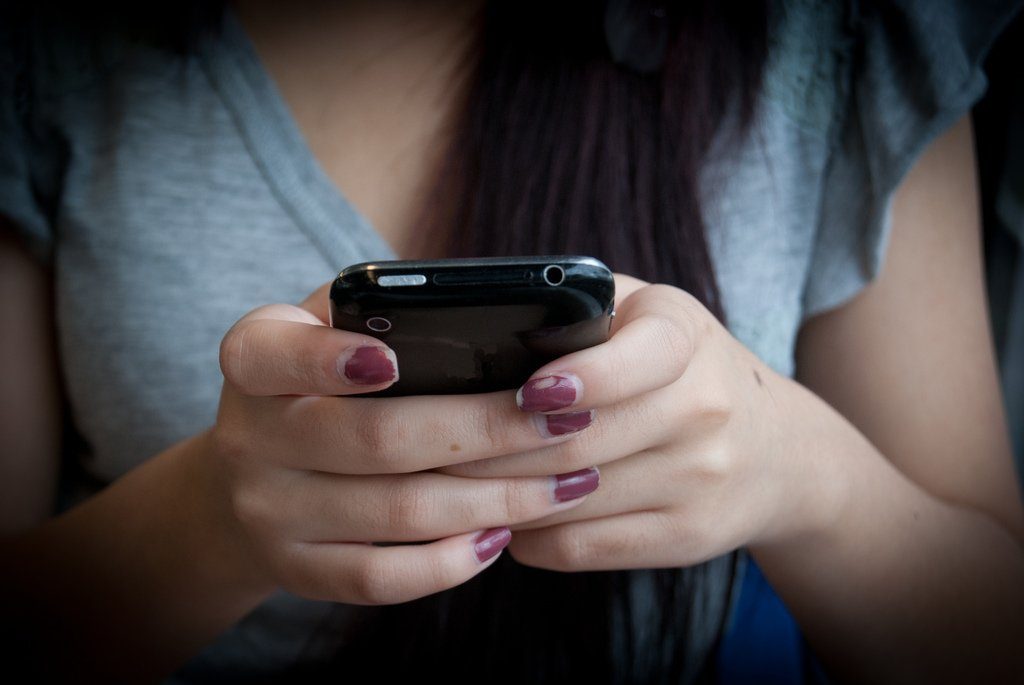 Bei der Nutzung von Computerspielen und Internet zeigen sich bei Jugendlichen deutlich Geschlechtsunterschiede, die Mädchen anfälliger für Internetsucht machen als die Jungen. Foto: Jhaymesisviphotography / flickr (CC BY 2.0)