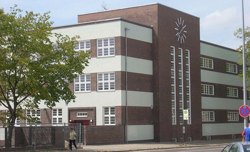 Wie weit darf der Umgang mit Rechtsextremismus an der Schule gehen? Das Geschichtsprojekt des Innerstädtischen Gymnasium Rostock hat eine Diskussion angefacht. Foto: VGSchunke / Wikimedia Commons (gemeinfrei) 