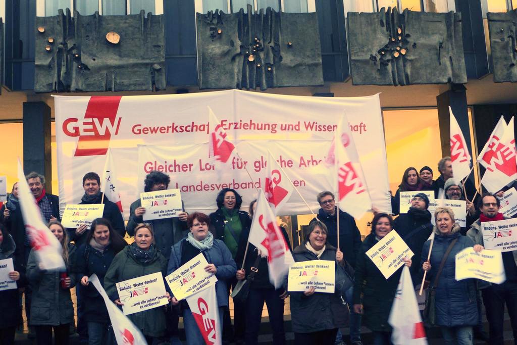 In Bremen setzten sich der GEW zufolge etwa 100 Lehrkräfte vor der Bürgerschaft für eine bessere Bezahlung ein. Foto: GEW