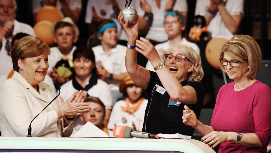 And the winner is ... Die Kanzlerin applaudiert, Moderatorin Susanne Holst schaut zu. Foto: Deutscher Schulpreis