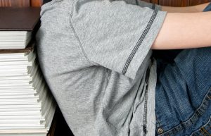 Kinder und Jugendliche sind zunehmend von Rückenschmerzen betroffen. Foto: Patrice_Audet / pixabay (CC0 Public Domain)