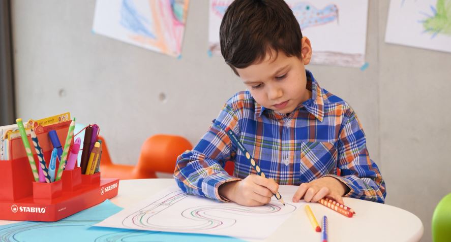 Die Schriftentdecker-Box soll Kinder zum Umgang mit dem Stift animieren. Foto: Stabilo Education