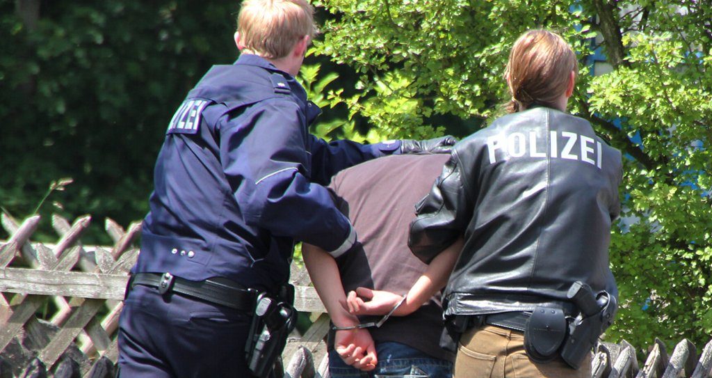 Nur in den seltensten Fällen sind wohl dramatische Polizeieinsätze notwendig. Doch die Zahl der Straftaten an sächsischen Schulen nimmt zu. Foto: Andreas Trojak / flickr (CC BY 2.0)