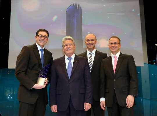 (v.l.n.r.) Dr. rer. nat. Jens König, Bundespräsident Joachim Gauck, Dr. sc. nat. Dirk Sutter, Prof. Dr. rer. nat. Stefan Nolte