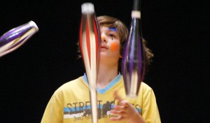 jonglierender Junge
