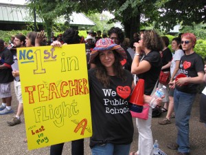 Lehrer demonstrieren in North Carolina/USA gegen die Regierungspolitik. (Foto: Gerry Dincher/Flickr CC BY-SA 2.0) 