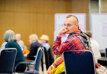 „Bildung ist in Bewegung“: Künstler:in Kurze zum Bürgerrat Bildung und Lernen