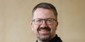 “Überraschend in die Weltspitze”: Warum Günther Schön den Deutschen Lehrkräftepreis bekam