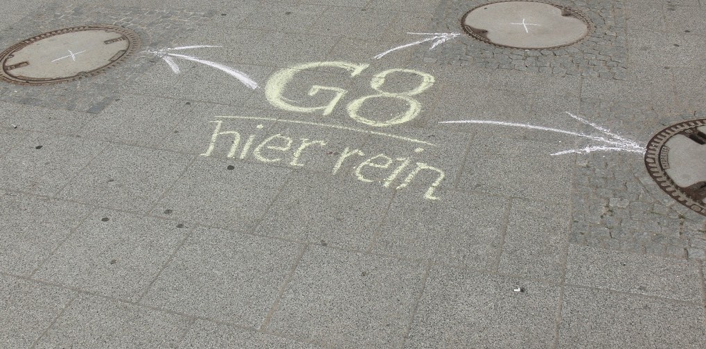 Das Bild gibt die Stimmungslage zur verkürzten Schulzeit treffend wider (auch wenn es tatsächlich zum G8-Gipfel in Rostock 2008 aufgenommen wurde). Foto: Christian Steiner / pixelio.de