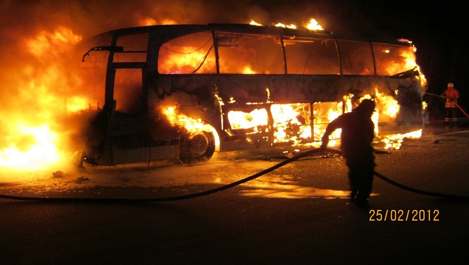 Bei einem Unfall im Februar 2012 in Niedersachsen brannte der Bus vollständig aus - acht Schüler wurden damals verletzt. Foto: Polizeiinspektion Heidekreis