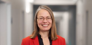 Schüler*innen diskutieren mit Bremens Bildungssenatorin Sascha Aulepp über eine Schule der Zukunft