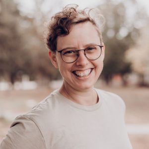 Porträt Julia Wittauer, Schulleiterin der Montessori Schule Kitzingen. 