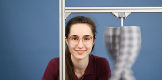 Hannover Messe: Schülerin präsentiert Windkraftanlage für Straßenlaternen