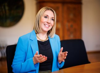 Hymnenpflicht an Schulen: Kultusministerin fährt Söder in die Parade