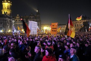 Pegida-Demonstration in Dresden. Politiker nahezu aller Landtagsfraktionen wollen die politische Bildung an Schulen Stärken. Foto: straßenstriche.net / flickr