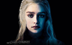 Die Schauspielerin Emilia Clarke als Daenerys Targaryen, der bekanntesten Figur aus der Serie Game of Thrones. G.O.T ist eine der aktuell erfolgreichsten amerikanischen Serien, in der sich die Handlung nach den Büchern von George R. R. Martin richtet. Die Serie war indes so erfolgreich, das sie mittlerweile in der Handlung vor den augenblichlich erhältlichen Büchern liegt. (CC BY 2.0) 