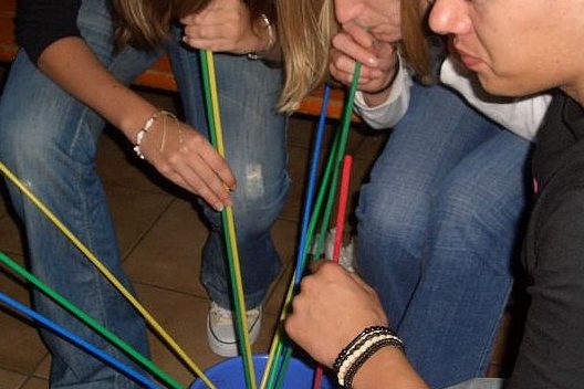 Vor allem zu viel Alkohol lässt Feiern eskalieren: Trinkspiel auf einer Abi-Party 2007. Foto: Bruegge / Flickr (CC BY 2.0)