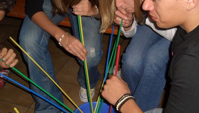 Vor allem zu viel Alkohol lässt Feiern eskalieren: Trinkspiel auf einer Abi-Party 2007. Foto: Bruegge / Flickr (CC BY 2.0)