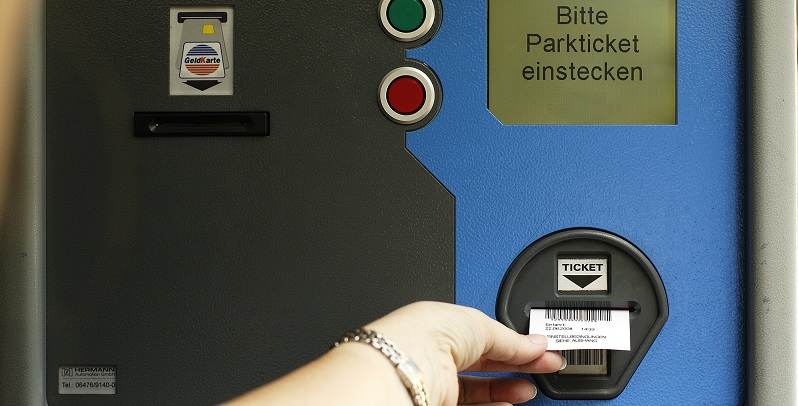 Steht bald ein Ticket-Automat am Schulparkplatz? Foto: Harry Hautumm / pixelio.de (1)