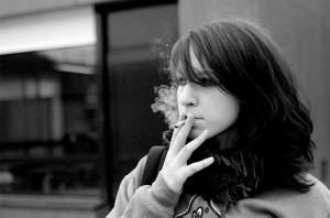 Jugendliche kennen die Risiken vom Rauchen, blenden sie aber aus; Foto: Valentin Ottone / Flickr (CC BY 2.0)