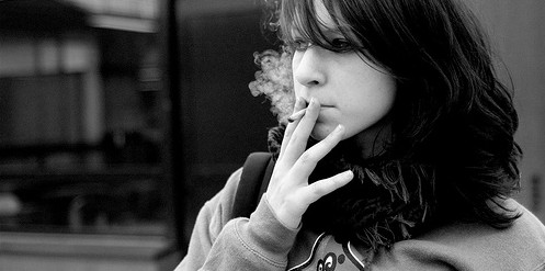 Jugendliche rauchen deutlich seltener als früher; Foto: Valentin Ottone / flickr (CC BY 2.0)