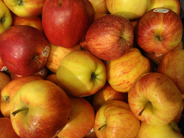 Heimische Produkte - wie Äpfel - sollen in Schulen und Kindergärten aufgetischt werdern, fordern Politiker. Foto: Olle Svensson / Flickr (CC BY 2.0)