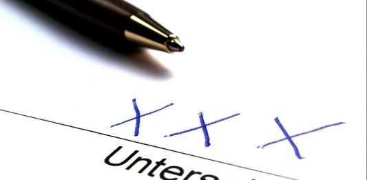 Unterschrift in Form von drei Kreuzen - Häufig brauche es einen hohen Leidensdruck und Hilfe von Freunden oder Familie, bis ein Analphabet sein Problem angehe. Foto: berwis / pixelio.de