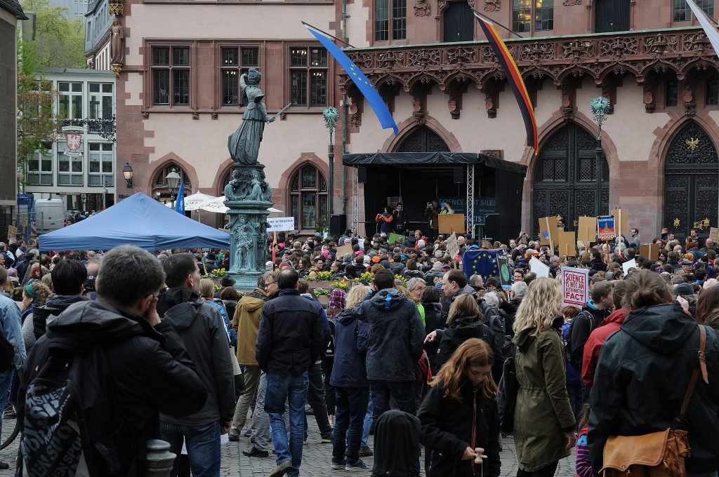 An den Demonstrationen - hier in Frankfurt am Main - beteiligten sich viele Wissenschaftler. Foto: Auch Schüler gingen beim "march for science" mit. Foto: Science March Frankfurt