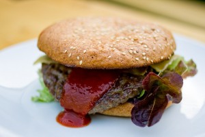 Sieht kaum anders aus als ein herkömmliches Produkt: ein Bio-Burger. Foto: kadluba / Flickr (CC BY-SA 2.0)