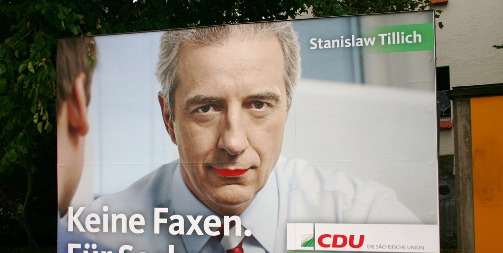 "Keine Faxen für Sachsen" hatte Stanislaw Tillich im Wahlkampf versprochen: Bemaltes CDU-Plakat. Foto: acidpix / Flickr (CC BY 2.0)