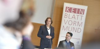 Britta Ernst zwingt Grundschullehrer zum Unterricht mit der Fibel – Andere Methoden werden verboten! Hält von der Methodenfreiheit der Lehrkräfte offenbar nicht so viel: Brandenburgs Bildungsministerin Britta Ernst (SPD). Foto: Jugendpresse Deutschland / Jonas Walzberg / flickr (CC BY 2.0)