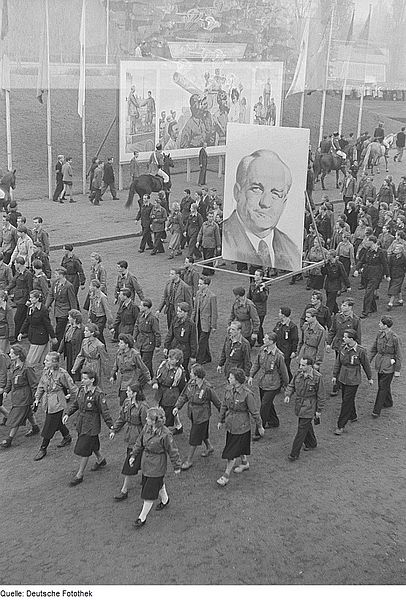 Mitglieder der Freien Deutschen Jugend marschieren mit einem Pieck-Bildnis anläßlich der Feier zum Gedenken an die Völkerschlacht. (Foto: Deutsche Fotothek/Wikimedia CC BY-SA 3.0 DE)
