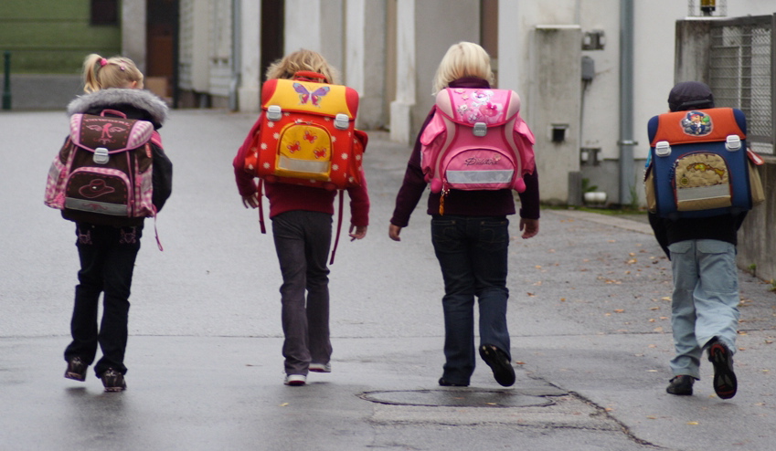 "Kurze Beine - kurze Wege": Kinder sollen auch zukünftig in ihrem Wohnort zur Schule gehen können, fordern Lehrerverbände; Foto: Günter Havlena / pixelio.de
