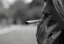 Experten warnen: “Es gibt keine drogenfreie Schule”, zumindest in der Sek I nicht Immer mehr Schüler werden mit Marihuana erwischt. Foto: miss.libertine / Flickr (CC BY 2.0)