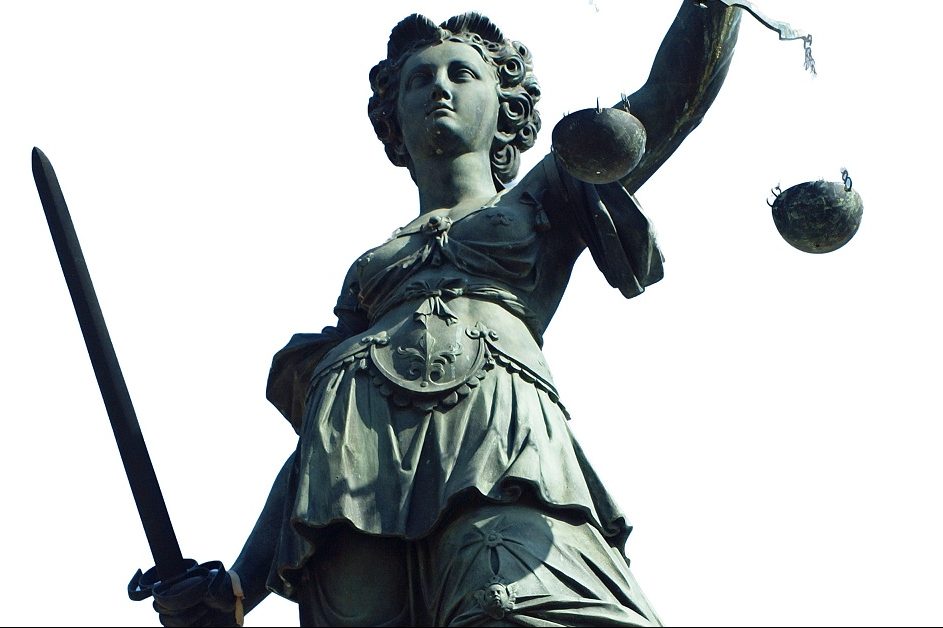 Die Staatsanwaltschaft hat Strafbefehle gegen den Schulleiter und den Chemielehrer beantragt, aus dessen Unterricht das Brom gestohlen worden war. Foto: Carlo Schrodt / pixelio.de