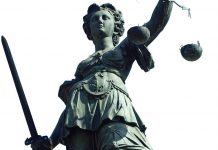 Die Staatsanwaltschaft hat Strafbefehle gegen den Schulleiter und den Chemielehrer beantragt, aus dessen Unterricht das Brom gestohlen worden war. Foto: Carlo Schrodt / pixelio.de