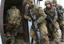 Bundeswehr wirbt verstärkt an Schulen Mit solchen Fotos wie diesem von einer "Informationslehrübung" wirbt die Bundeswehr für sich. Foto: Bundeswehr-Fotos Wir. Dienen. Deutschland. Flickr (CC BY 2.0)