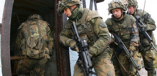Mit solchen Fotos wie diesem von einer "Informationslehrübung" wirbt die Bundeswehr für sich. Foto: Bundeswehr-Fotos Wir. Dienen. Deutschland. Flickr (CC BY 2.0)