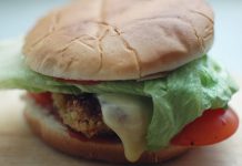 Was hat Fast Food mit der Schule zu tun? Tatsächlich - nichts. Foto: Corinna Dumat / pixelio.de