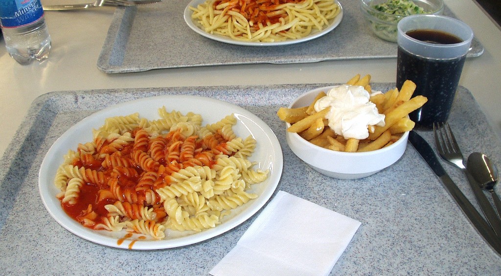 Viele Schulen und Kindergärten lassen sich das Essen aus Großküchen liefern. (Foto: Moe/Flickr CC BY 2.0)